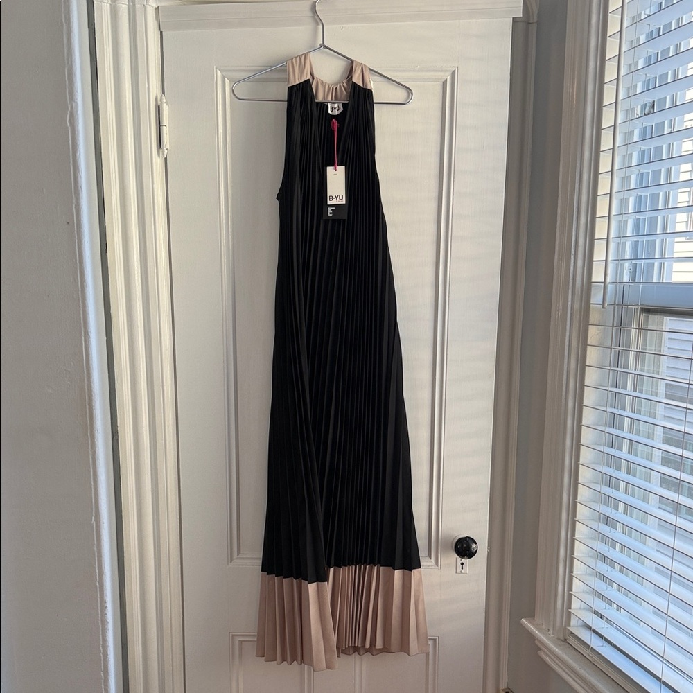 B-Yu Elegant Black and Tan Pleated Dress